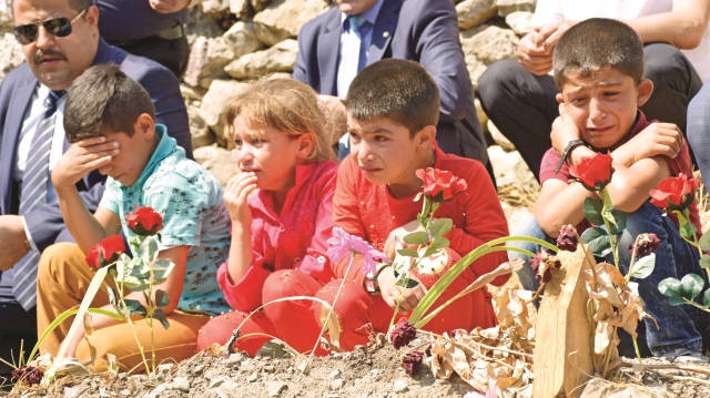 Öğrencileri PKK’nın şehit ettiği Necmettin Yılmaz’ın kabri başında gözyaşlarına boğuldu 