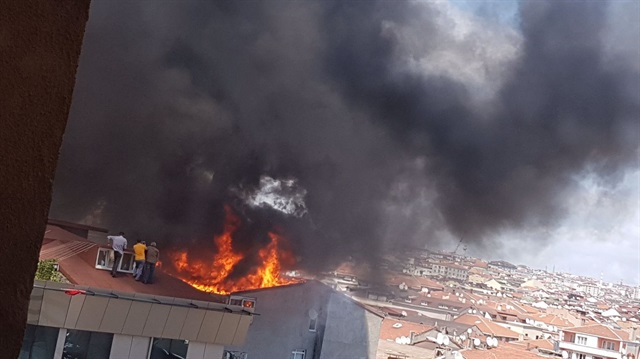 7 katlı binanın çatı katında çıkan yangın 3 itfaiye ekibinin müdahalesiyle söndürüldü.