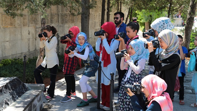 Fotoğraf eğitimi alan çocuklar, gezileri sırasında hem öğrendiklerini uyguladı hem de Gaziantep Kalesi'nden başlayarak kentin tarihi ve turistlik yerlerini fotoğraflama imkanı buldu. 