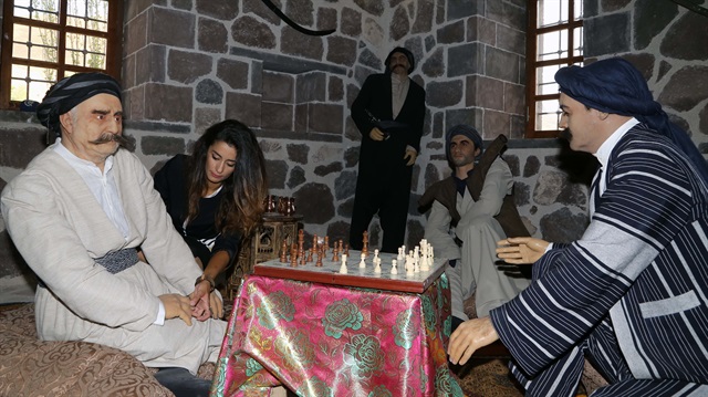 مُدرّسة تركية تصمم تماثيل تجسد جانبا من حياة العالِم "أحمدي خاني"
