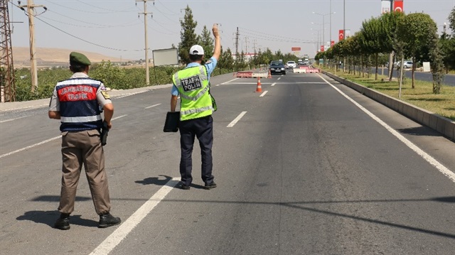 Jandarma ve polis ekipleri ortak trafik denetlemesi yaptı. 
