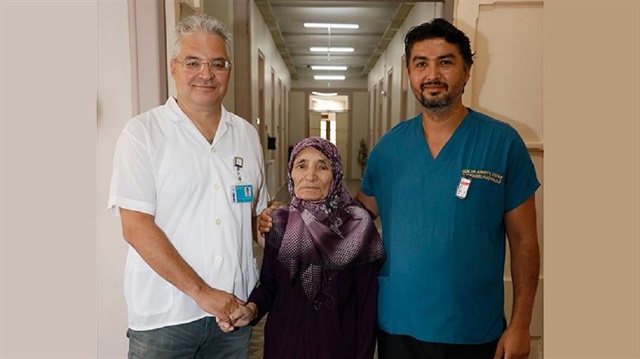 İlerleyen yaşına, tekleyen kalbine ve zatürre hastalığına rağmen Ayşe Ay, iki hastanenin çabasıyla yeniden ayağa kalktı.