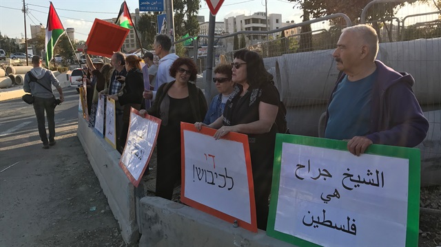 Şeyh Cerrah Mahallesi'nde toplanan onlarca kişi, yasadışı Yahudi yerleşimini protesto etti.