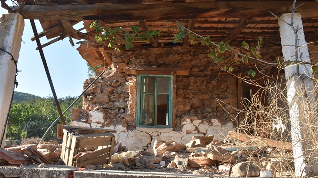 Ege Denizi'nde 6,5 şiddetindeki depremde evlerde hasar oluşmuştu.