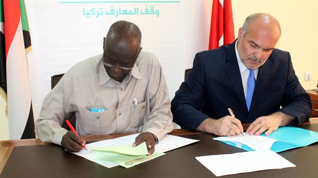 TMV Sudan Direktörü Ömer Alçep ve Güney Darfur Milli Eğitim Bakanlığı Genel Müdürü El-Hadi Abdurrahman Ebker Abdullah, okulun devir teslimine ilişkin anlaşma metnini imzaladı