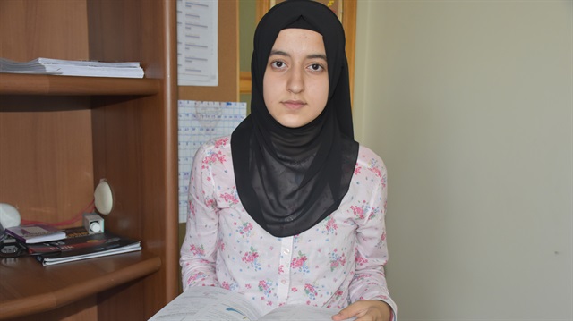 Esra Çukur, TEOG sistemi kapsamındaki sınavlarda aldığı 499 puanla İstanbul Erkek Lisesi'ni kazandı.