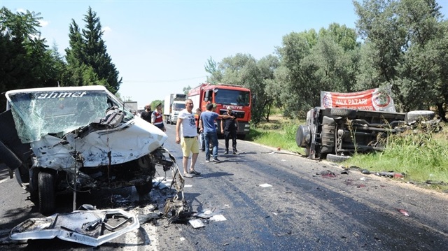 Bursa’da kamyonet ile cipin kafa kafaya çarpıştığı kazada 2’si ağır 6 kişi yaralandı.
