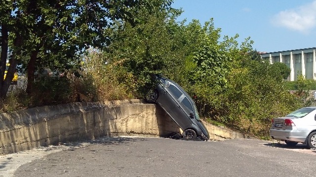 Zonguldak'ta el freni boşalan otomobil duvardan aşağı uçtu.