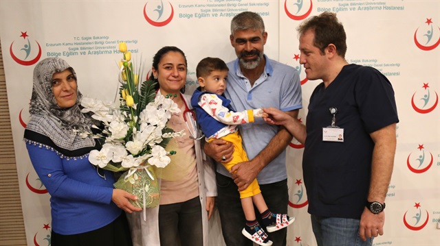 Akar'ın ailesi, tedaviyi yapan hastane doktorlarına çiçek verdi.