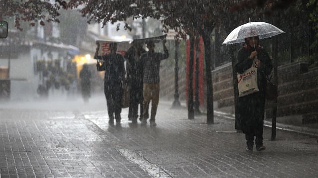 Meteoroloji, İstanbul'da yağış beklendiğini açıkladı. 