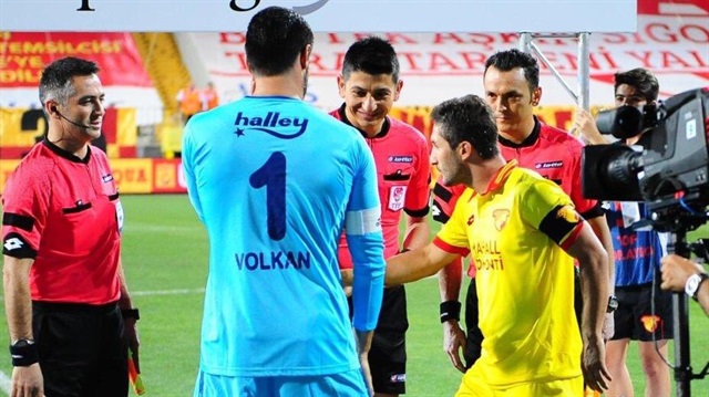 Volkan Demirel ve Sabri Sarıoğlu maç öncesinde tokalaşmadı. 