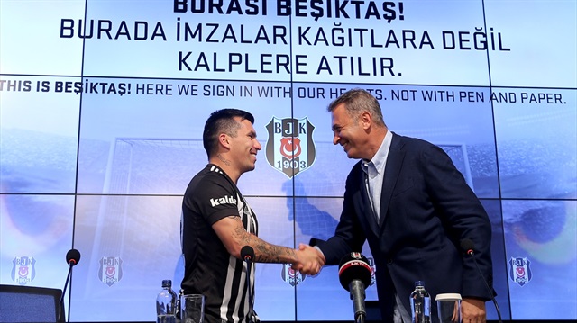 Beşiktaş Başkanı Fikret Orman, Şilili Gary Medel'in transferinin ardından şimdi de Hırvat Vida'nın transferini bitirmeye çalışıyor. 