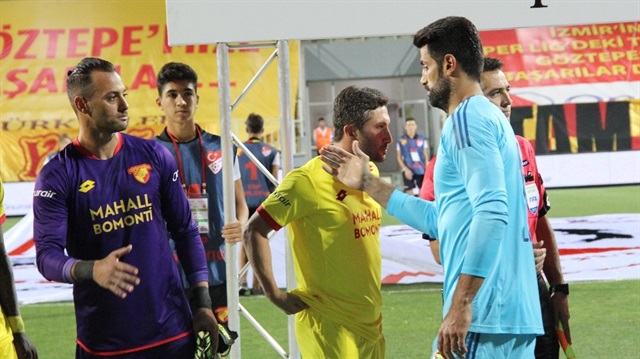 Seromoni esnasında iki takım oyuncuları sırayla tokalaşırken Göztepe kaptanı Sabri Sarıoğlu ile Fenerbahçe kaptanı Volkan Demirel tokalaşmadı.