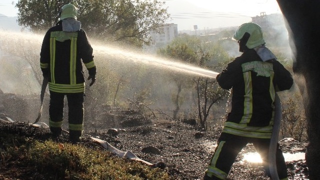 Kars'ta ormanlık alanda çıkan yangın, itfaiye ekipleri ve TOMA'ların çalışması ile söndürüldü.