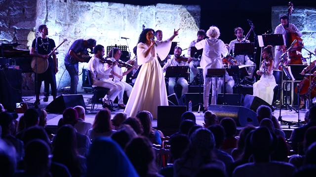 الفنانة آمال المثلوثي .. تونسية تغني للكلمة الحرة والثورة بقرطاج
