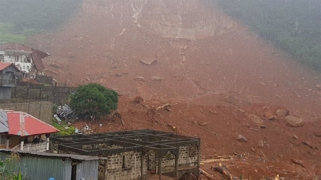 Sierra Leone'de meydana gelen heyelanda yüzlerce kişi toprak altında kaldı.