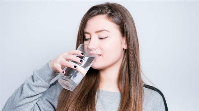 Gazlı içecek, meyve suyu, çay ve kahve susuzluk hissini geçici olarak giderse de sonrasında daha da fazla susuzluk hissi oluşturuyor, hem de vücudun sıvı ihtiyacını doğru bir şekilde karşılamıyor. 