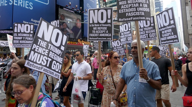 ABD'nin Virginia eyaletindeki ırkçı gösteriler New york'ta da sürüyor.   