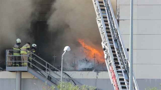 İzmir’de çok katlı bir otelin de bulunduğu alışveriş merkezinde (AVM) yangın çıktı.