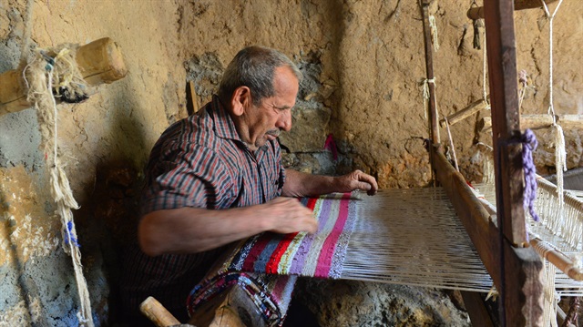 Hanifi Güven, dedesinden kalan ve gürgen ağacından yapılmış 150 yıllık tezgahta kaybolmaya yüz tutan mesleğini yaşatmaya çalışıyor.