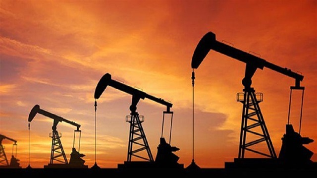 Brent petrolün varil fiyatı haftanın ilk gününde 52 dolar sınırında işlem görüyor. 