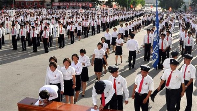 Kuzey Kore'de öğrenciler orduya yazılmak için sıraya girdi.