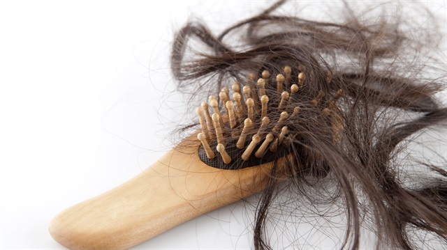 Vücutta biriken zehirli maddeler saç köklerini tahrip ederek saçların dökülmesine yol açıyor. Aşırı stres, öfke, duygusal bozukluklar da saç dökülmesinde etkili oluyor.