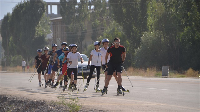 فريق تزلج تركي يتحدى الصعاب في الطرقات