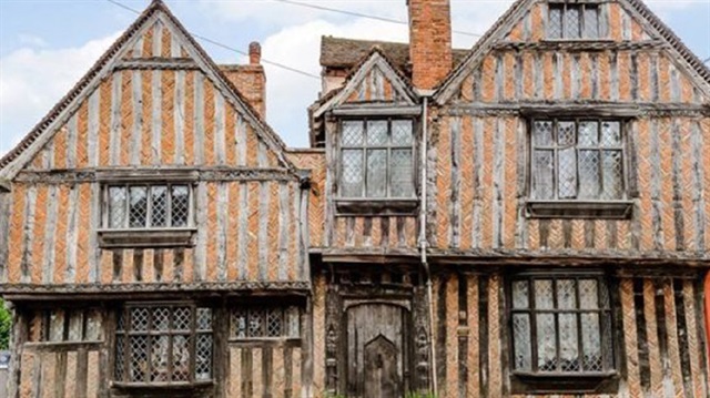 'De Vere House' ismi verilen ev yaklaşık 1 milyon sterline satışa çıkarıldı.
