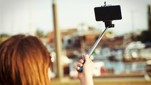 Birbey Kurt isimli bir genç selfie çekmek isterken 25 kilovoltluk elektrik akımına kapıldı.
