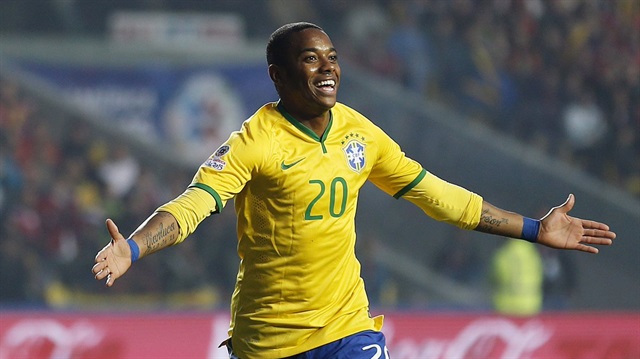 99 kez Brezilya Milli Takımı formasını giyen Robinho, 28 gol atma başarısı gösterdi. 33 yaşındaki yıldız futbolcu kulüp kariyerinde ise 469 maçta 145 gol kaydetti.