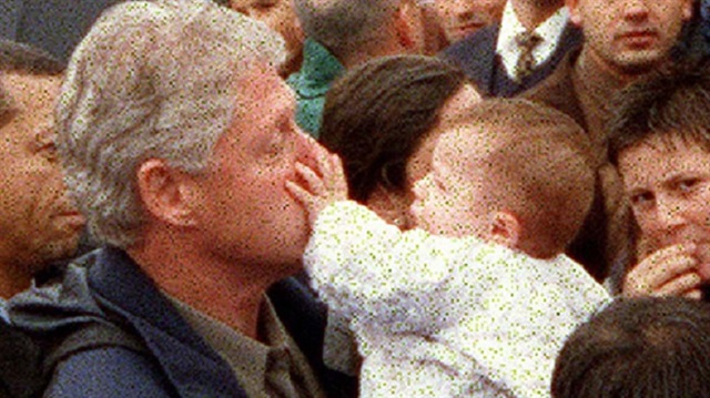 ​'Erkan bebek', Marmara Depremi'nden sonra İzmit'e gelen ABD Başkanı Bill Clinton'ın burnunu sıkmıştı. 
