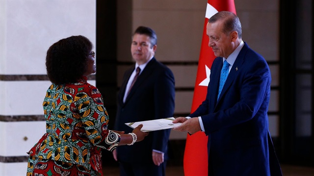 Cumhurbaşkanlığı Külliyesi'ndeki kabulde Brown, Erdoğan'a güven mektubunu takdim etti.