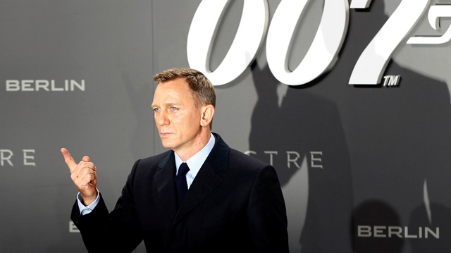 Actor Daniel Craig poses for photographers on the red carpet at the German premiere of the new James Bond 007 film "Spectre" in Berlin, Germany, October 28, 2015.