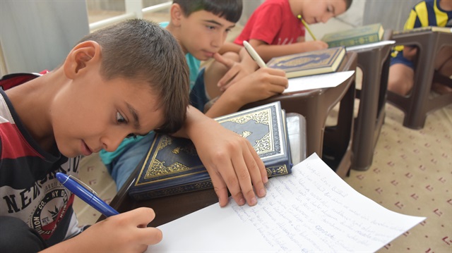 Germencik ilçesi Merkez Camisi'nde eğitim alan 9-12 yaşlarındaki 35 öğrenci, imam Hüseyin Erikçi öncülüğünde şehit Eren Bülbül için mektup yazdı.