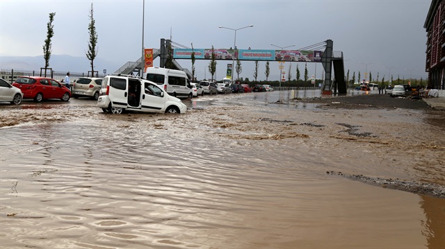Erzurum'da etkili olan yağış vatandaşlara zor anlar yaşattı