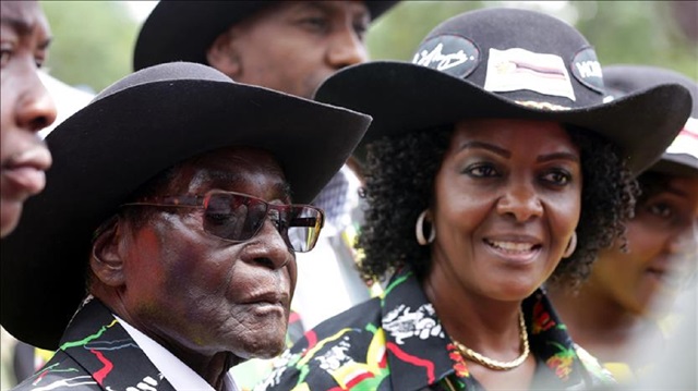 Zimbabwean President Robert Mugabe (L) and his wife Grace Mugabe (R)