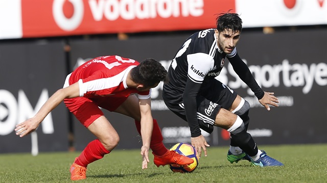 Beşiktaş'ta forma şansı bulmakta zorlanan Aras Özbiliz, Sivasspor'dan gelen transfer teklifini değerlendiriyor.