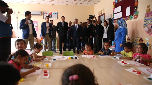 رئيس وزراء إستونيا يزور مخيماً للاجئين في تركيا