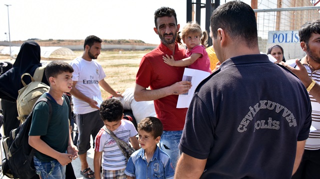 لاجئون سوريون في تركيا يتوجهون إلى بلادهم لقضاء عطلة عيد الأضحى
