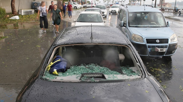 27 Temmuz'da İstanbul'da etkili olan dolu araçların camını kırmıştı.