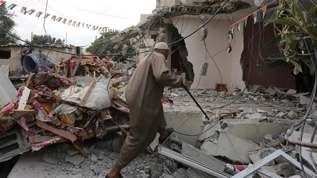 İsrail güçleri bir evi yıktı, 27 kişiyi yaraladı.