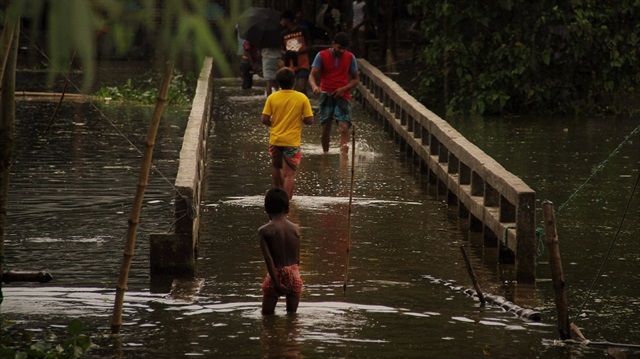 Muson yağmurları nedeniyle Bangladeş'te son yüz yılın en büyük sel felaketi yaşanıyor.