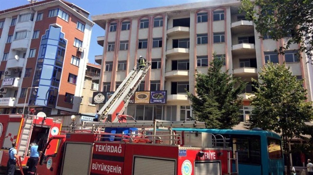 Tekirdağ’da 6 katlı bir apartmanın çatı katında çıkan yangın paniğe sebep oldu. 