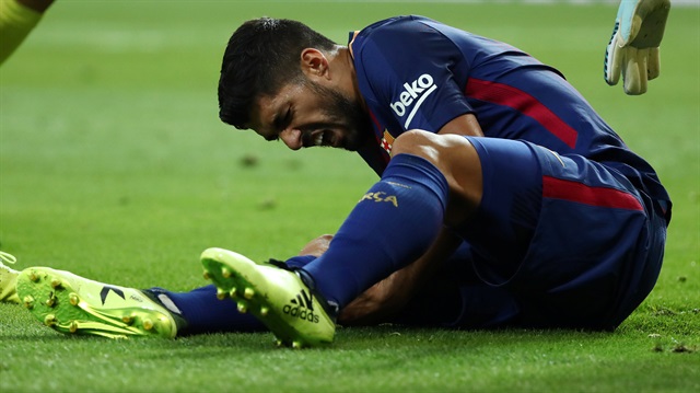 Barcelona Kulübü, Real Madrid maçında sakatlanan Suarez için sağlık raporu yayınladı. 