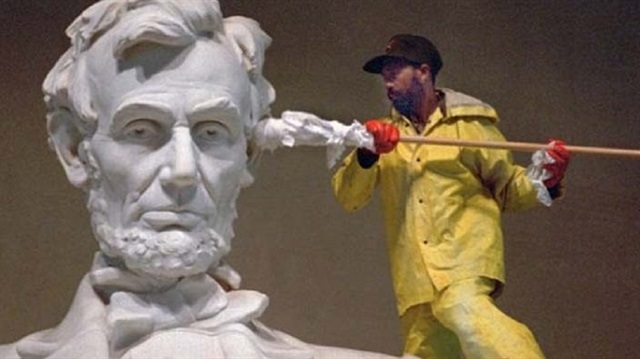 ABD'de köleliği kaldıran eski Başkan Abraham Lincoln'ün anıtına boyalı saldırı yapıldı.