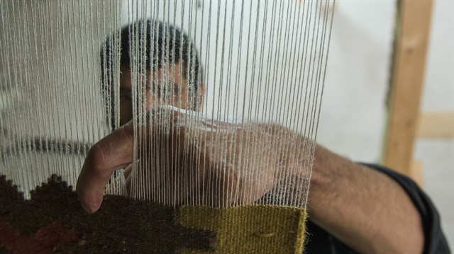 لاجئ سوري يصدّر من تركيا سجاده اليدوي لدول الخليج