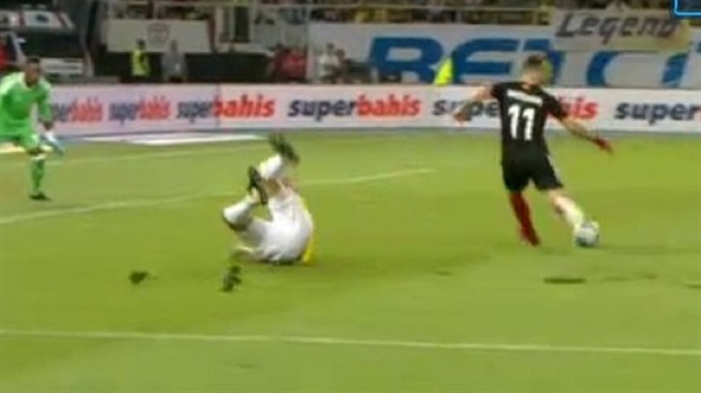 Fenerbahçe savunmacısı Skrtel, Vardar maçında saha zemininin kaygan olması sebebiyle kayarak düştü. 