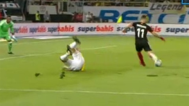 Fenerbahçe savunmacısı Skrtel, Vardar maçında saha zemininin kaygan olması sebebiyle kayarak düştü.