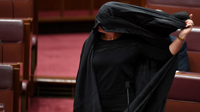 ​Avustralya'da aşırı sağcı partinin lideri Pauline Hanson, burkayı yasaklamak için Senato'ya burka giyerek geldi. 
